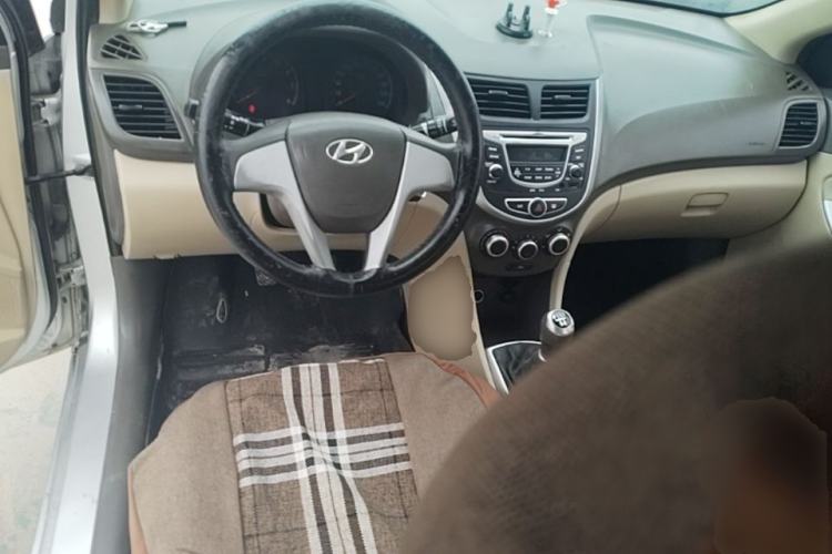 Used Hyundai Verna (older generation) 2010 Sedan 1.4L Manual Comfort GS Center Console