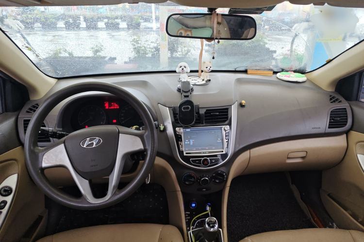 Used Hyundai Verna (older generation) 2010 Sedan 1.4L Manual Comfort GS Center Console