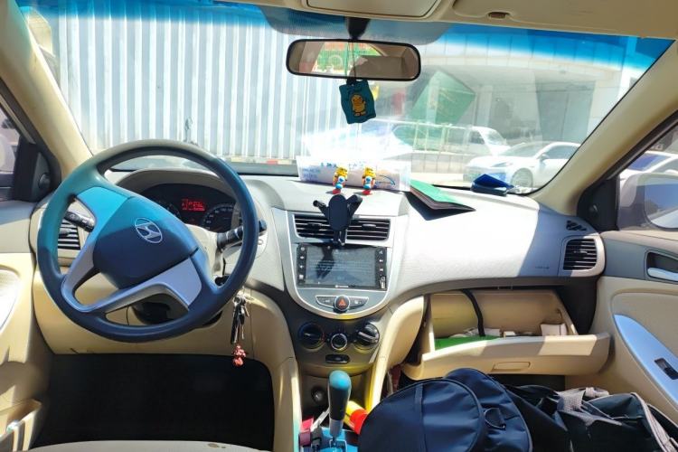 Used Hyundai Verna (older generation) 2010 Sedan 1.4L Automatic Fashionable GT Model Center Console