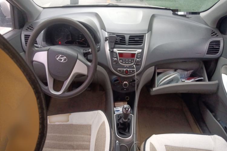 Used Hyundai Verna (older generation) 2010 Sedan 1.4L Manual Standard GL Model Center Console