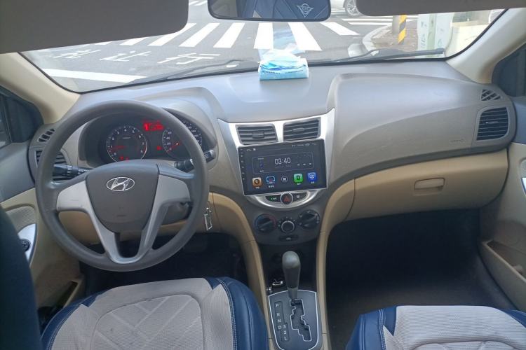 Used Hyundai Verna (older generation) 2010 Sedan 1.4L Automatic Fashionable GT Model Center Console