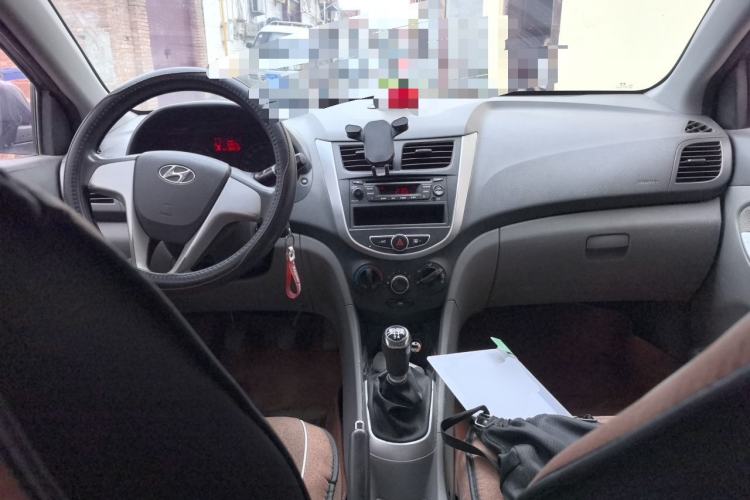 Used Hyundai Verna (older generation) 2010 Sedan 1.4L Manual Comfort GS Center Console