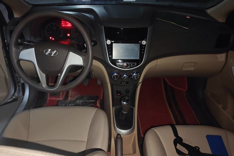 Used Hyundai Verna (older generation) 2010 Sedan 1.4L Manual Comfort GS Center Console