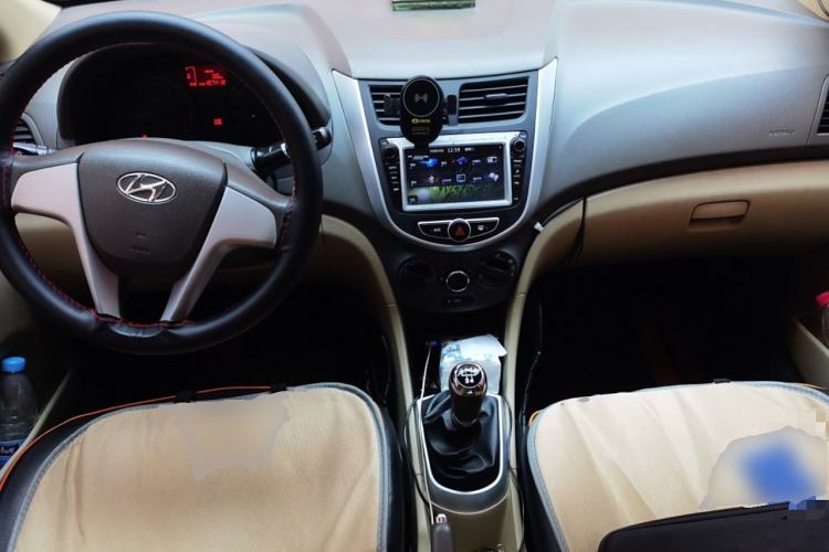 Used Hyundai Verna (older generation) 2010 Sedan 1.4L Manual Comfort GS Center Console