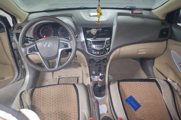 Used Hyundai Verna (older generation) 2010 Sedan 1.4L Manual Luxury GLS Trim Center Console
