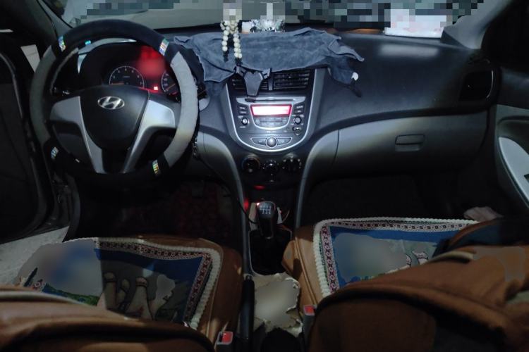 Used Hyundai Verna (older generation) 2010 Sedan 1.4L Manual Comfort GS Center Console