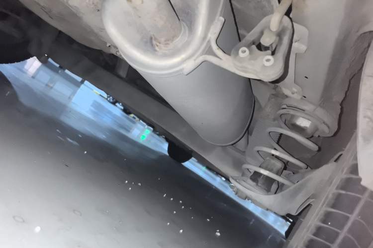 Used Hyundai Verna (older generation) 2010 Sedan 1.4L Manual Comfort GS Chassis Rear Right
