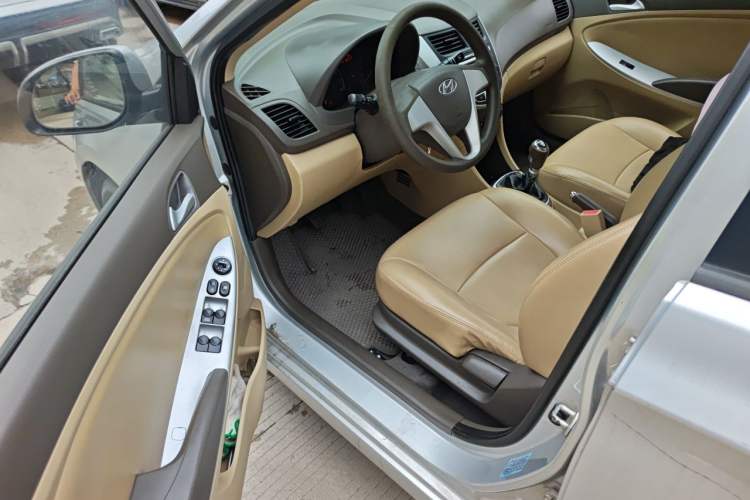 Used Hyundai Verna (older generation) 2010 Sedan 1.4L Manual Comfort GS Driver Seat
