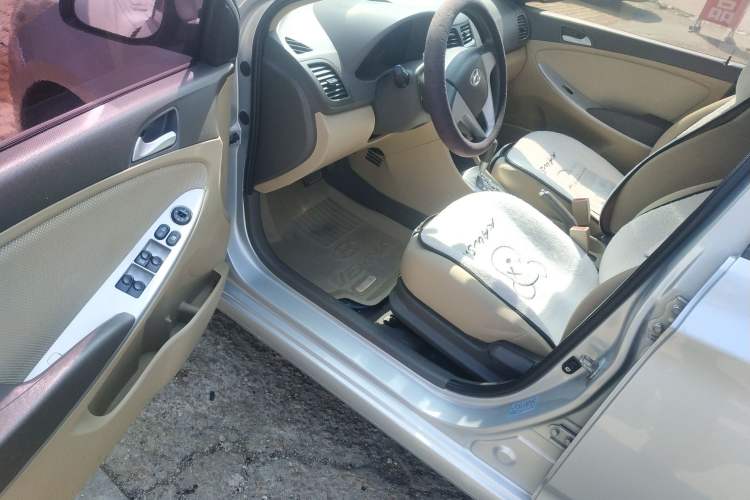 Used Hyundai Verna (older generation) 2010 Sedan 1.4L Automatic Comfort Model GS Driver Seat