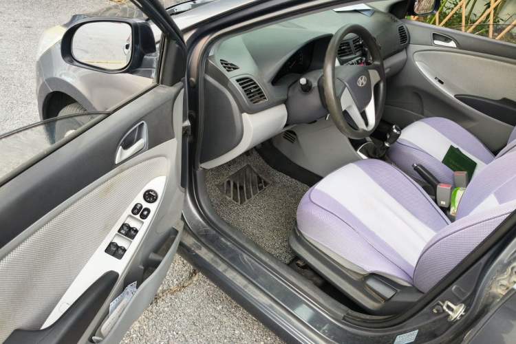 Used Hyundai Verna (older generation) 2010 Sedan 1.4L Manual Comfort GS Driver Seat