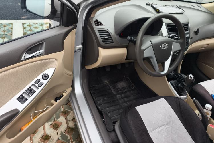 Used Hyundai Verna (older generation) 2010 Sedan 1.4L Manual Comfort GS Driver Seat