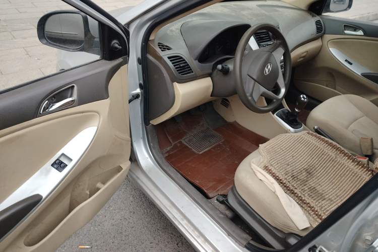 Used Hyundai Verna (older generation) 2010 Sedan 1.4L Manual Standard GL Model Driver Seat