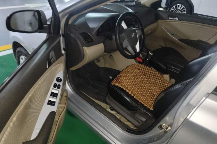 Used Hyundai Verna (older generation) 2010 Sedan 1.4L Manual Comfort GS Driver Seat