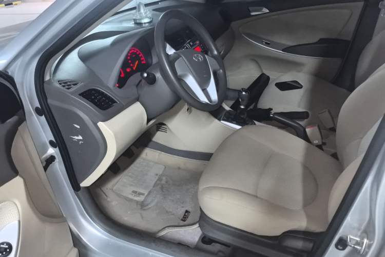 Used Hyundai Verna (older generation) 2010 Sedan 1.4L Manual Comfort GS Driver Seat