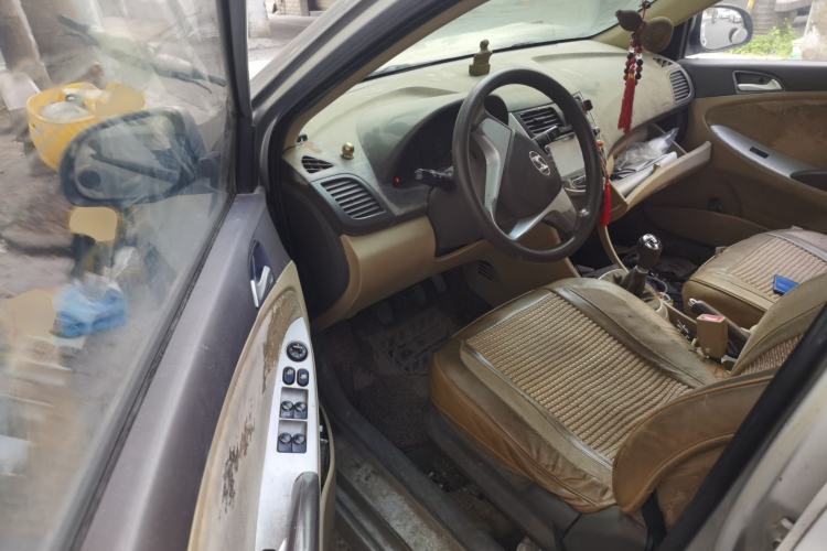 Used Hyundai Verna (older generation) 2010 Sedan 1.4L Manual Comfort GS Driver Seat