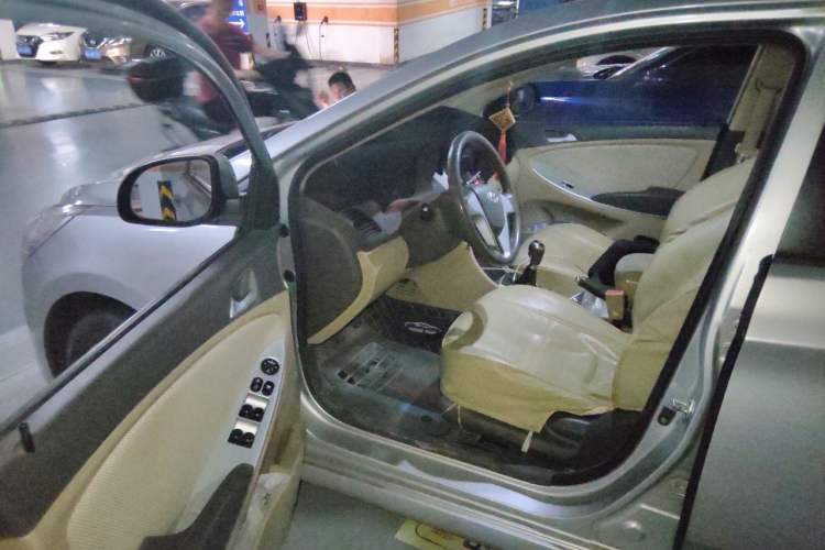 Used Hyundai Verna (older generation) 2010 Sedan 1.4L Manual Comfort GS Driver Seat