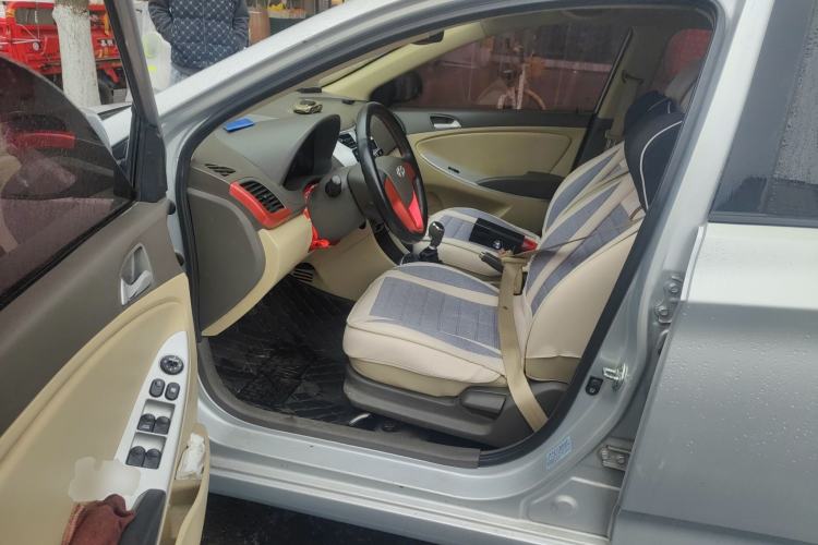 Used Hyundai Verna (older generation) 2010 Sedan 1.4L Manual Comfort GS Driver Seat