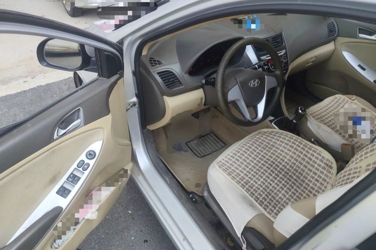 Used Hyundai Verna (older generation) 2010 Sedan 1.4L Manual Comfort GS Driver Seat