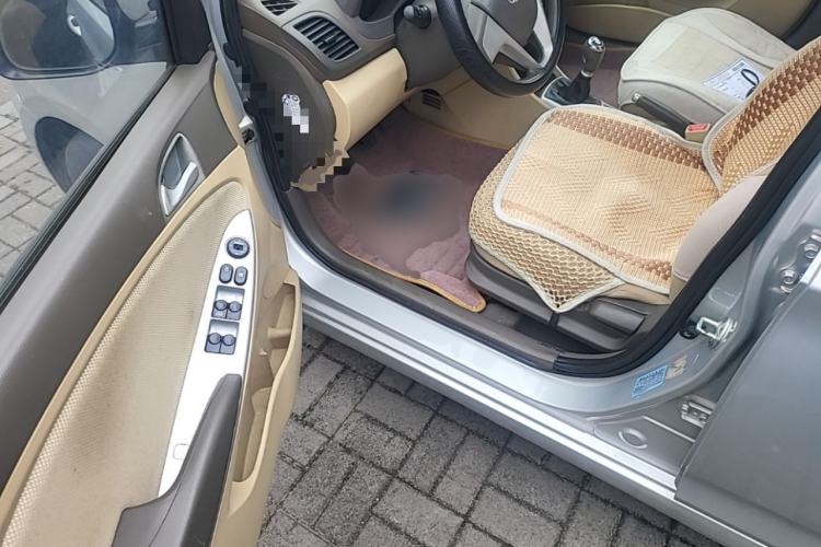 Used Hyundai Verna (older generation) 2010 Sedan 1.4L Manual Comfort GS Driver Seat