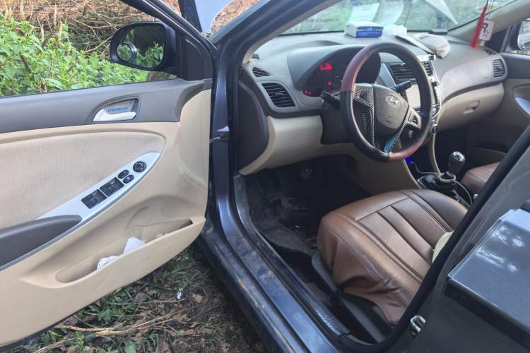 Used Hyundai Verna (older generation) 2010 Sedan 1.4L Manual Comfort GS Driver Seat