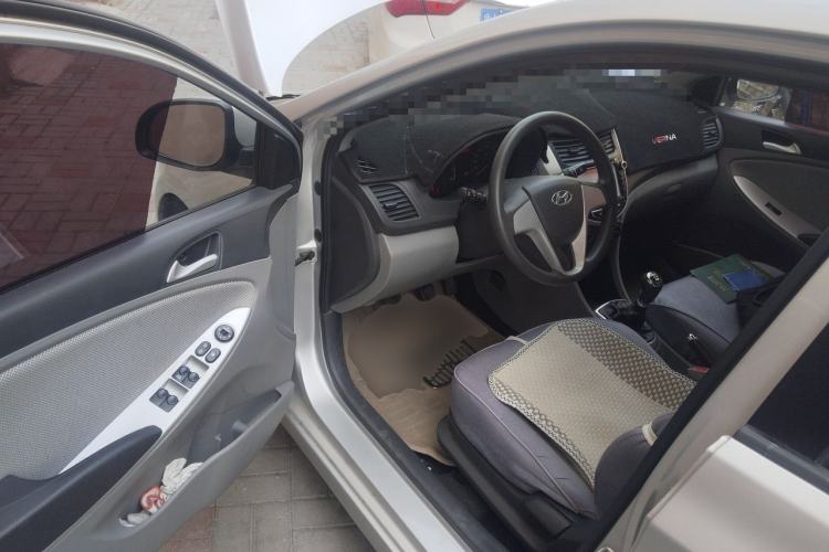 Used Hyundai Verna (older generation) 2010 Sedan 1.4L Manual Comfort GS Driver Seat