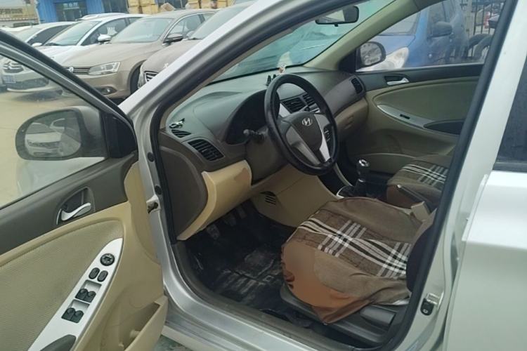 Used Hyundai Verna (older generation) 2010 Sedan 1.4L Manual Comfort GS Driver Seat