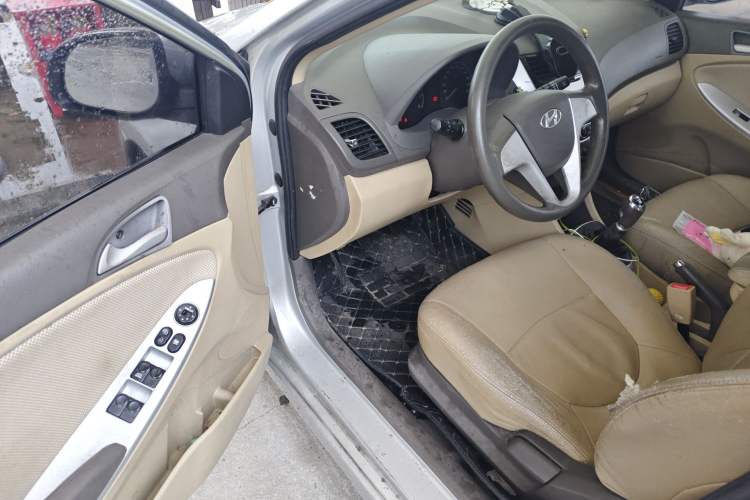 Used Hyundai Verna (older generation) 2010 Sedan 1.4L Manual Comfort GS Driver Seat