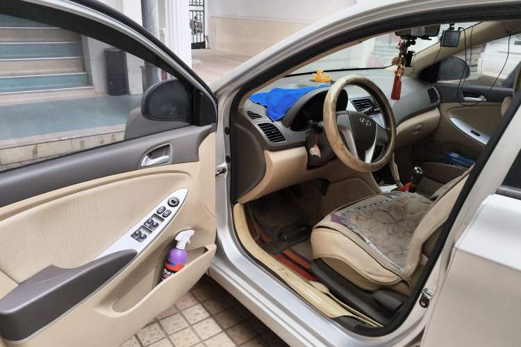 Used Hyundai Verna (older generation) 2010 Sedan 1.4L Manual Comfort GS Driver Seat