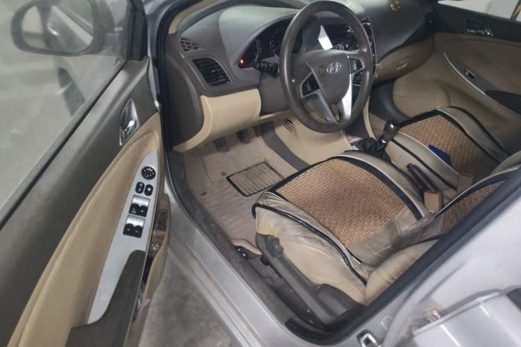 Used Hyundai Verna (older generation) 2010 Sedan 1.4L Manual Luxury GLS Trim Driver Seat