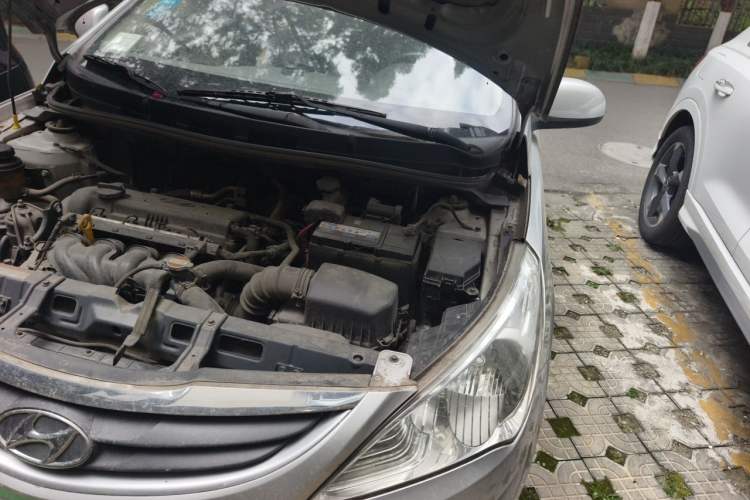 Used Hyundai Verna (older generation) 2010 Sedan 1.4L Manual Standard GL Model Engine Bay Left