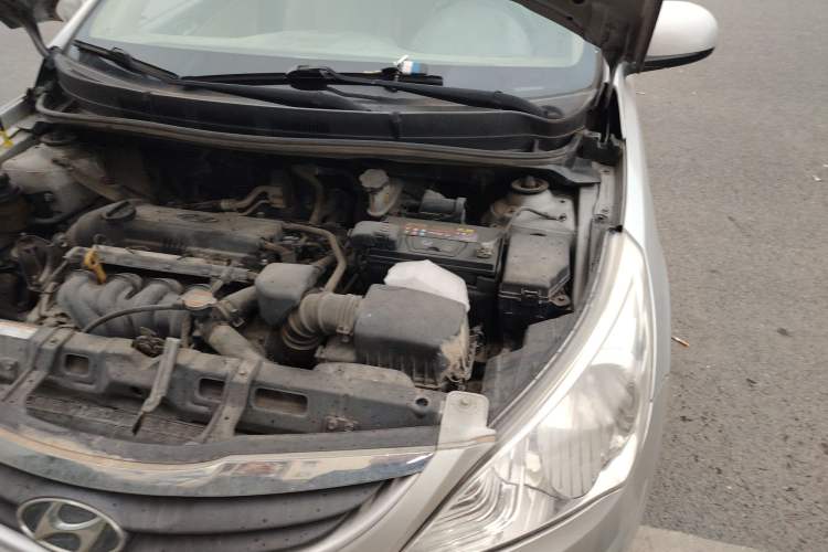 Used Hyundai Verna (older generation) 2010 Sedan 1.4L Manual Standard GL Model Engine Bay Left