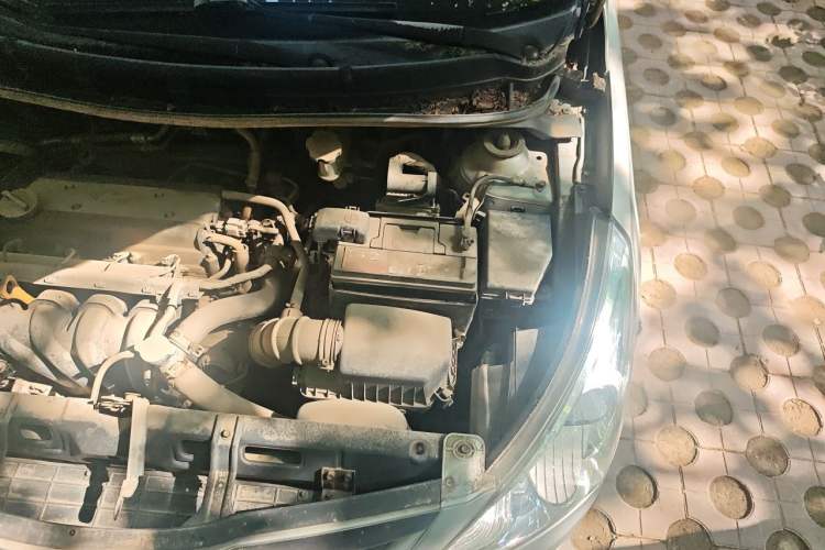 Used Hyundai Verna (older generation) 2010 Sedan 1.4L Manual Standard GL Model Engine Bay Left
