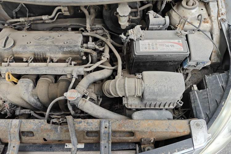 Used Hyundai Verna (older generation) 2010 Sedan 1.4L Manual BLUE Model Engine Bay Left