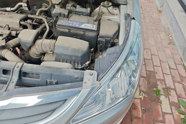 Used Hyundai Verna (older generation) 2010 Sedan 1.4L Automatic Comfort Model GS Engine Bay Left