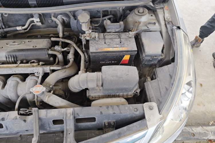 Used Hyundai Verna (older generation) 2010 Sedan 1.4L Manual Comfort GS Engine Bay Left