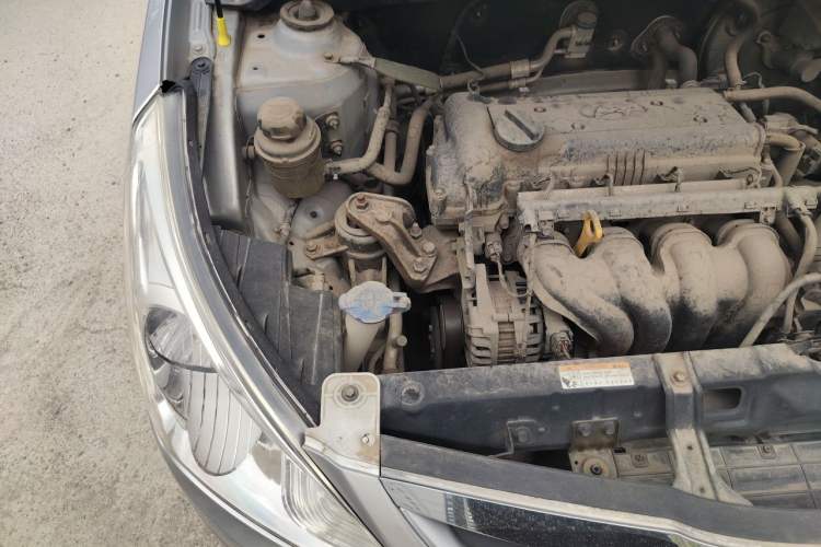 Used Hyundai Verna (older generation) 2010 Sedan 1.4L Automatic Comfort Model GS Engine Bay Right