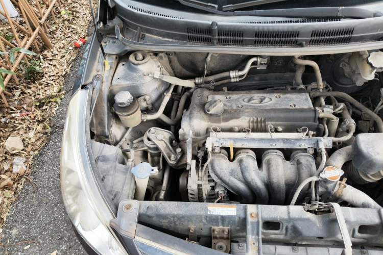 Used Hyundai Verna (older generation) 2010 Sedan 1.4L Manual Comfort GS Engine Bay Right