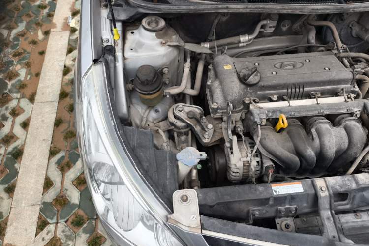 Used Hyundai Verna (older generation) 2010 Sedan 1.4L Manual Comfort GS Engine Bay Right