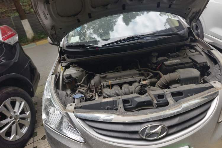 Used Hyundai Verna (older generation) 2010 Sedan 1.4L Manual Standard GL Model Engine Bay Right
