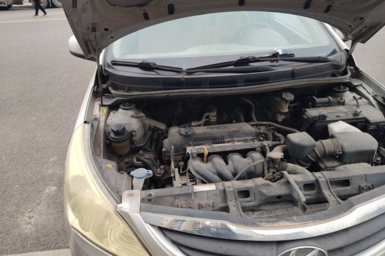 Used Hyundai Verna (older generation) 2010 Sedan 1.4L Manual Standard GL Model Engine Bay Right