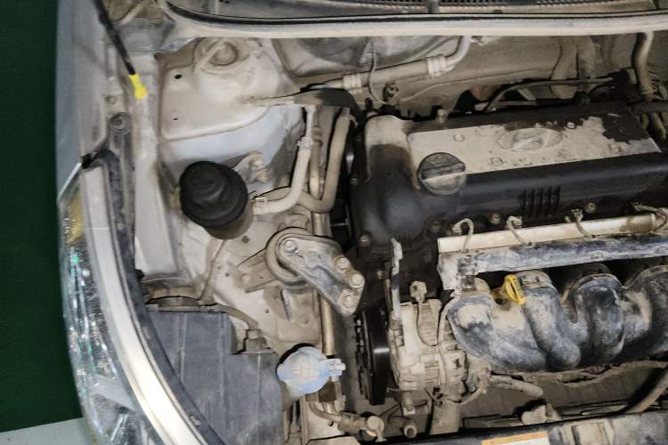 Used Hyundai Verna (older generation) 2010 Sedan 1.4L Manual Comfort GS Engine Bay Right