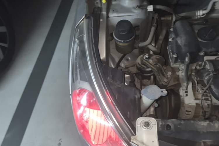 Used Hyundai Verna (older generation) 2010 Sedan 1.4L Manual Comfort GS Engine Bay Right