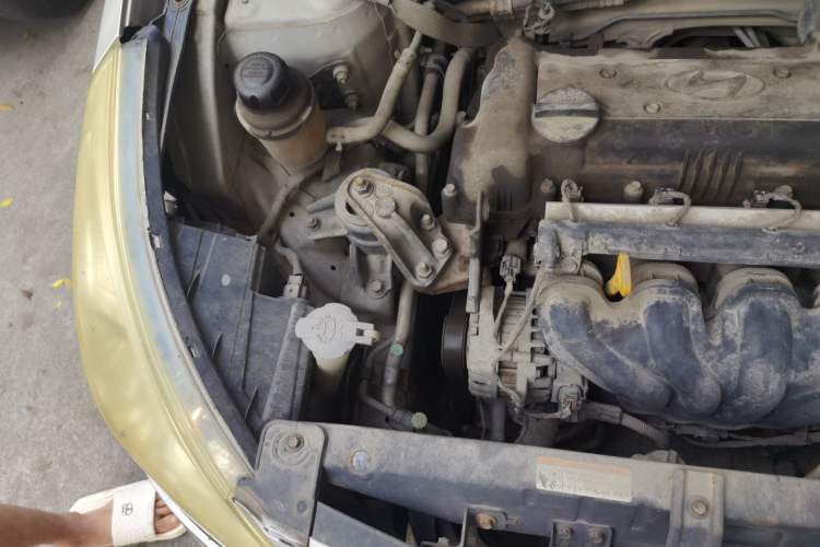 Used Hyundai Verna (older generation) 2010 Sedan 1.4L Manual Comfort GS Engine Bay Right