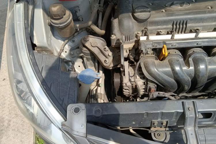 Used Hyundai Verna (older generation) 2010 Sedan 1.4L Manual Standard GL Model Engine Bay Right