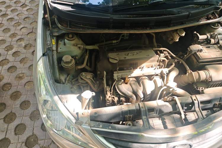 Used Hyundai Verna (older generation) 2010 Sedan 1.4L Manual Standard GL Model Engine Bay Right