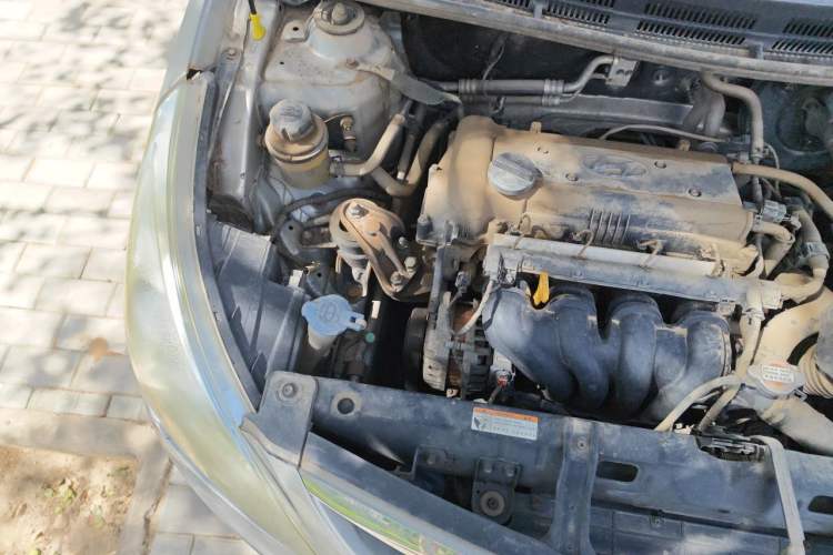 Used Hyundai Verna (older generation) 2010 Sedan 1.4L Manual Comfort GS Engine Bay Right