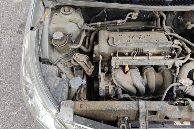 Used Hyundai Verna (older generation) 2010 Sedan 1.4L Manual BLUE Model Engine Bay Right