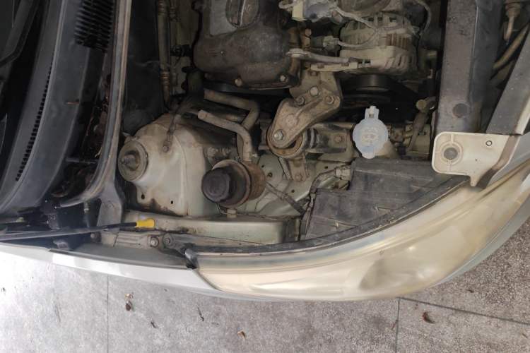 Used Hyundai Verna (older generation) 2010 Sedan 1.4L Automatic Comfort Model GS Engine Bay Right