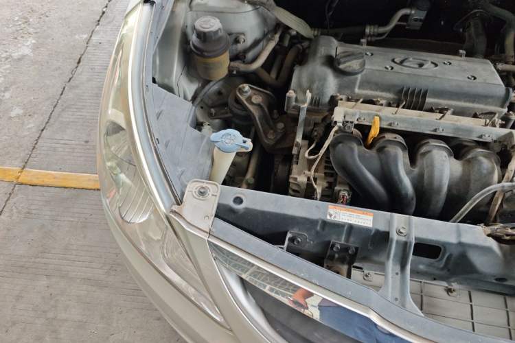 Used Hyundai Verna (older generation) 2010 Sedan 1.4L Automatic Comfort Model GS Engine Bay Right