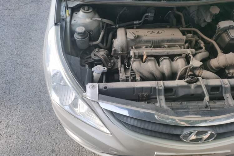 Used Hyundai Verna (older generation) 2010 Sedan 1.4L Manual Standard GL Model Engine Bay Right